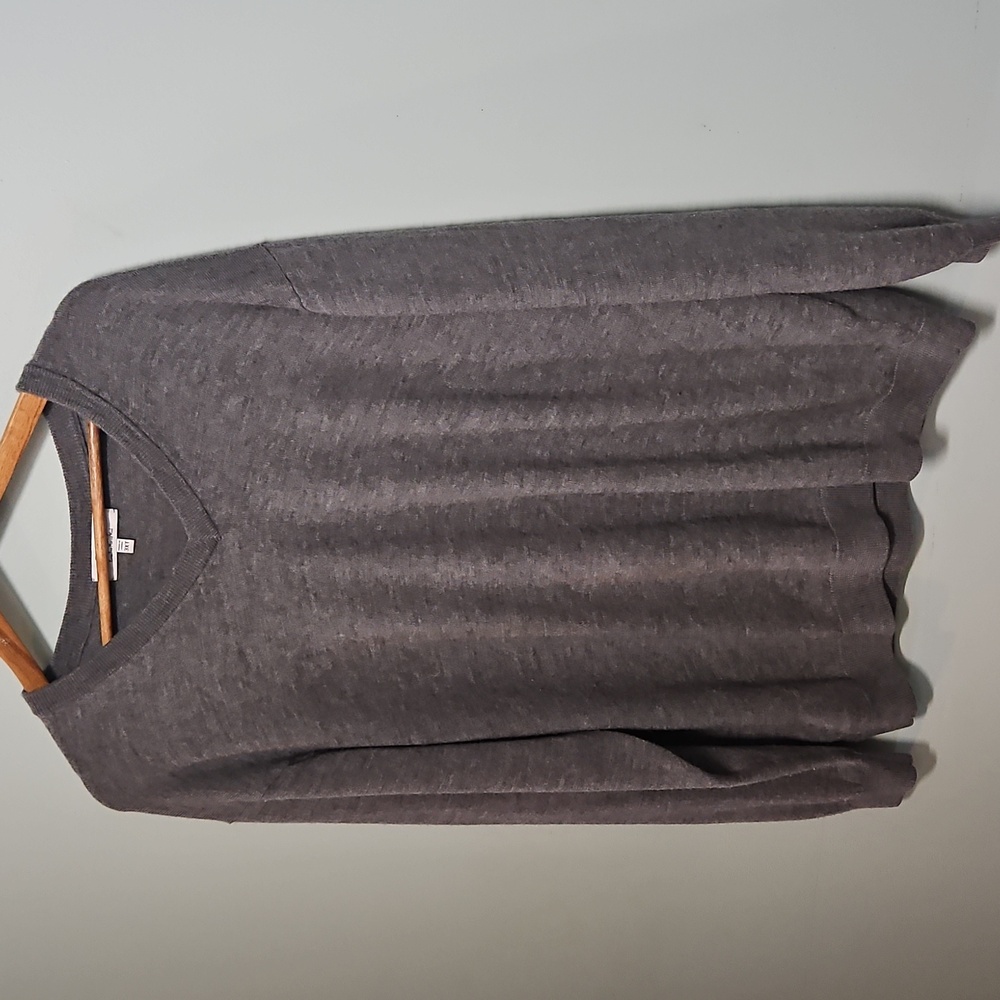 Turnbury Extra Fine Merino Wool V-Neck Sweater
